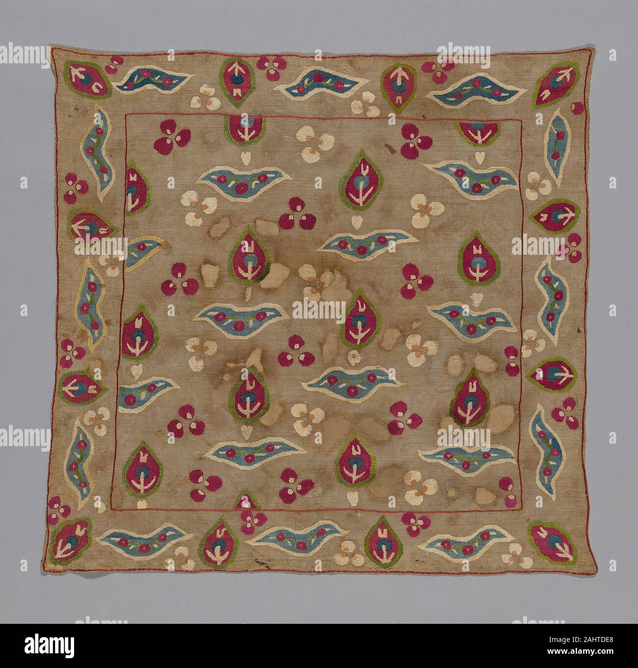 Coperchio. 1601-1700. La Turchia. Biancheria, ad armatura a tela; ricamato in seta filo interdentale in esecuzione e split maglie Foto Stock