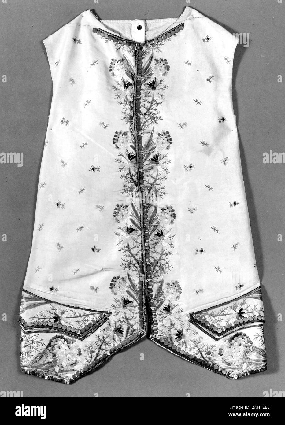 Corpetto. 1750-1800. La Francia. Seta, warp-di fronte ad armatura a tela; ricamato con filo interdentale in seta di raso, di lunga e breve, bordato e cuciture diritte; satin stitch su carta rigida cerchi; raso obliquo stitch confine; blocco ombreggiatura; foderato con cotone, ad armatura a tela Foto Stock