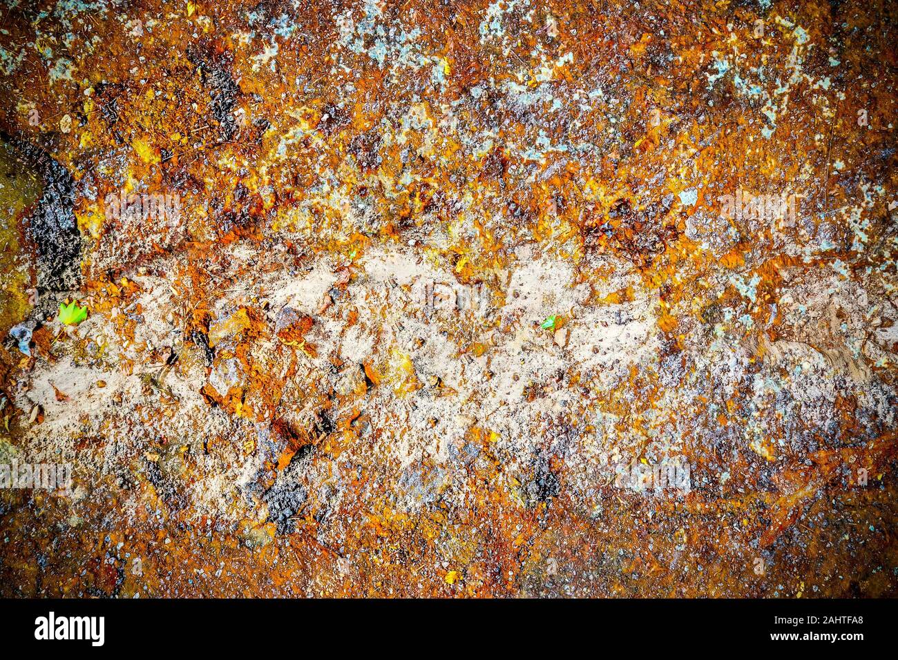 Vista ad alta risoluzione su di età e stagionato pareti arrugginita trovata in un ambiente industriale Foto Stock