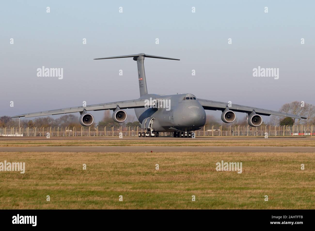 US Air Force Reserve C-5M Super Galaxy uscire RAF Mildenhall su un mattino luminoso. Foto Stock