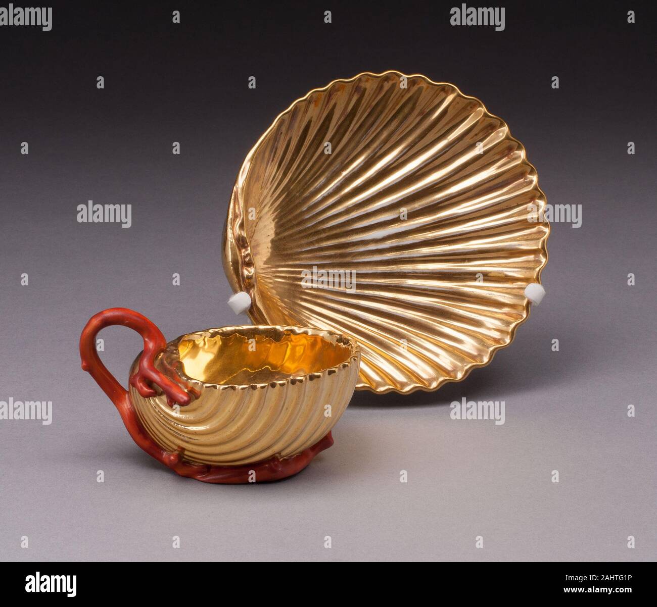 Pierre Louis Dagoty. Tazza e piattino. 1810-1815. Parigi. Disco di pasta di porcellana, smalto rosso e doratura porcellana europea è stata una delle grandi invenzioni del XVIII secolo, la sua produzione spesso sottoscritte da royal o sponsor aristocratica. Dal 1800, un grande numero di imprenditori privati erano di entrare nel mercato e Parigi divenne un centro per la produzione di porcellana. Fu lì che Pierre Louis Dagoty andò in imprese produttrici di articoli sanitari che vanno da vasi a cena, bollitore per tè e caffè set. La tazza e il piattino era probabilmente parte di un complesso più ampio. Foto Stock