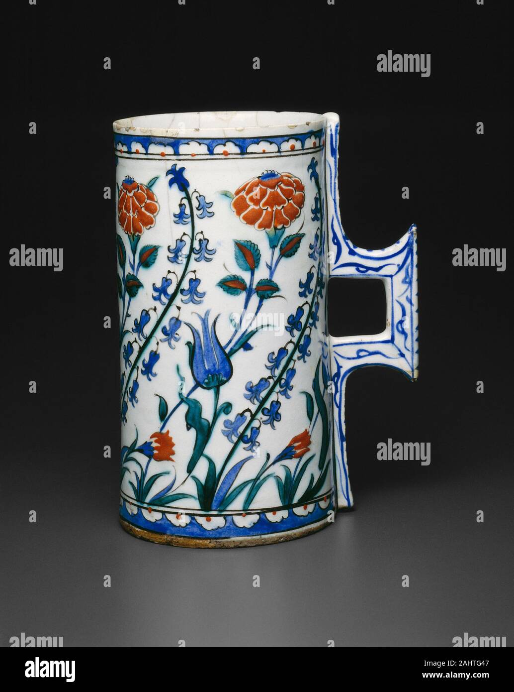 Islamico. Il boccale (Hanap) con i tulipani, giacinti, rose e garofani. 1570-1599. La Turchia. Fritware con underglaze dipinto in blu, turchese, rosso e nero questo il boccale cilindrico (hanap) è un ottimo esempio di come le ceramiche prodotte a Iznik (situato a sud-est di Istanbul) durante il tardo XVI secolo. Caratterizzato dal fatto che il suo corpo bianco tessuto, brillante smalto trasparente e decorazione distinte, ceramiche di Iznik rappresenta uno dei più tecnologicamente raffinato ed esteticamente tradizioni di arresto nella storia della ceramica islamica. Qui la decorazione è costituita da un motivo di giacinti un Foto Stock