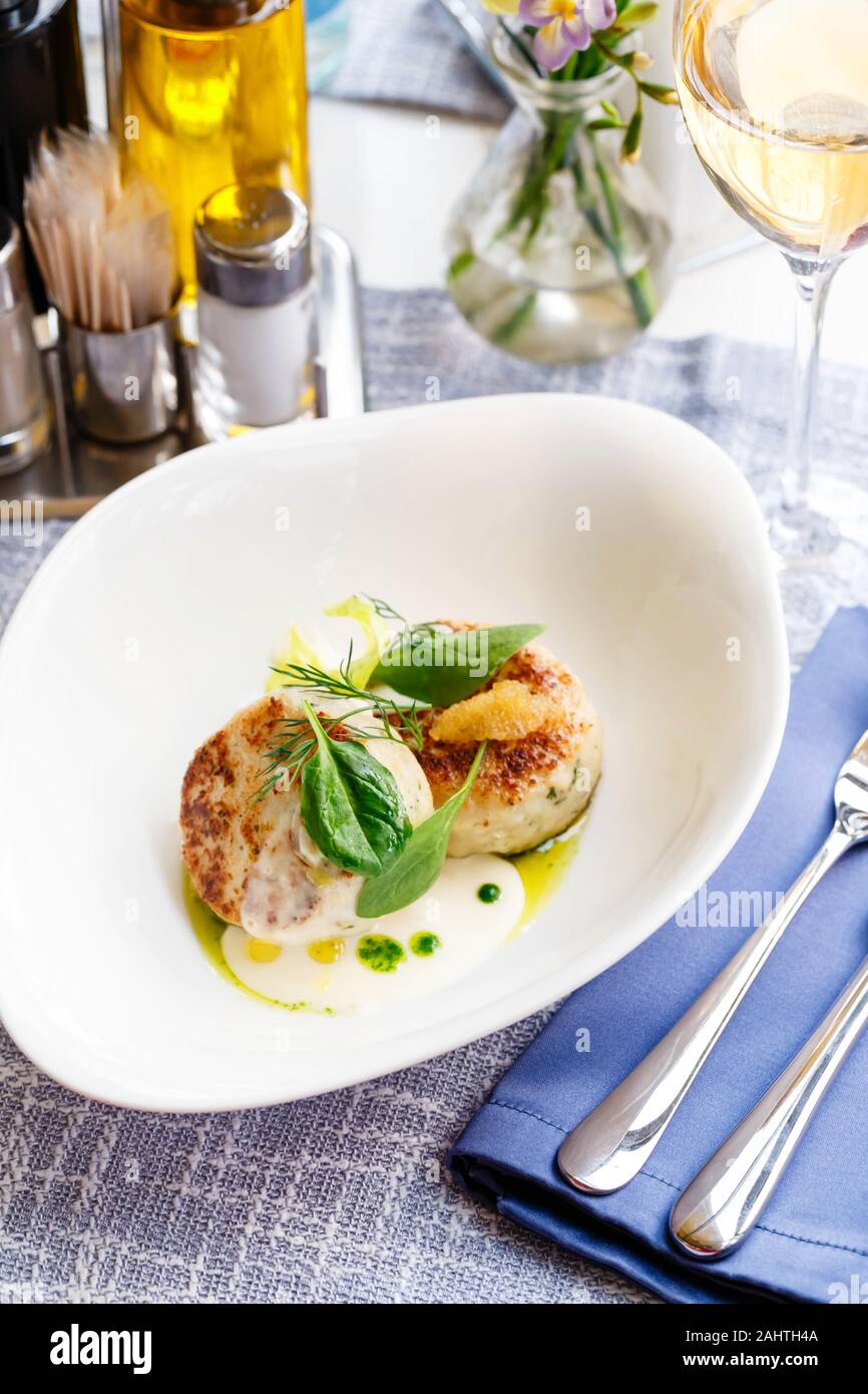 Salmone e merluzzo scaloppine di pesce con spinaci e caviale di luccio con salsa bianca in un ristorante che serve. Cheto, paleo, fodmap dieta alimentare. Foto Stock