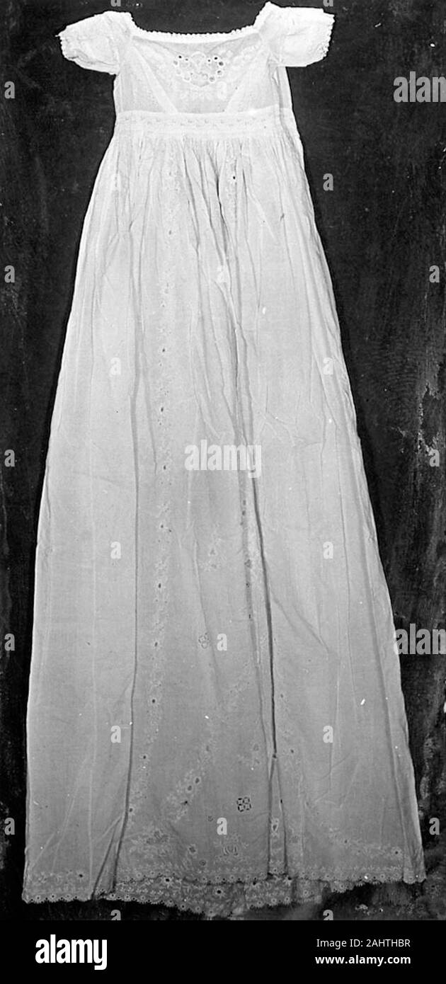 Bambino abiti battesimo. 1835-1845. La Scozia. Cotone, ad armatura a tela; ricamati e hemstitched con pizzo maglia di riempimento; raso imbottito, obliquo, coperto, stelo, raso, prelevate ripieni, cutwork, tirato ripieni, asola, dritto coperto e piuma cuciture Foto Stock