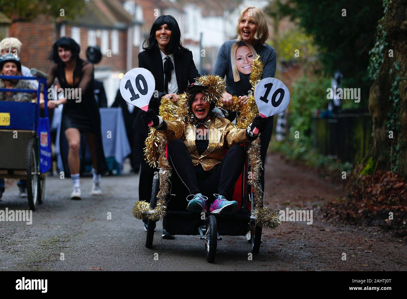 Sutton Valence, Kent, Regno Unito. 01 gennaio, 2020. Il Sutton Valence annuale di nuovi anni giorno pram gara offerte dal The Queens Head Oddfellows Fund inizia con un oltre 40's gara e quindi il principale evento inizio a 1pm. I premi vengono consegnati ai vincitori di ogni gara e per il miglior vestito. Regole per la gara è costituita da obbligo di soste ai box dove i concorrenti devono bere una birra in ogni pub (4) in paese lungo la strada. Credito: Paolo Lawrenson/Alamy Live News Foto Stock