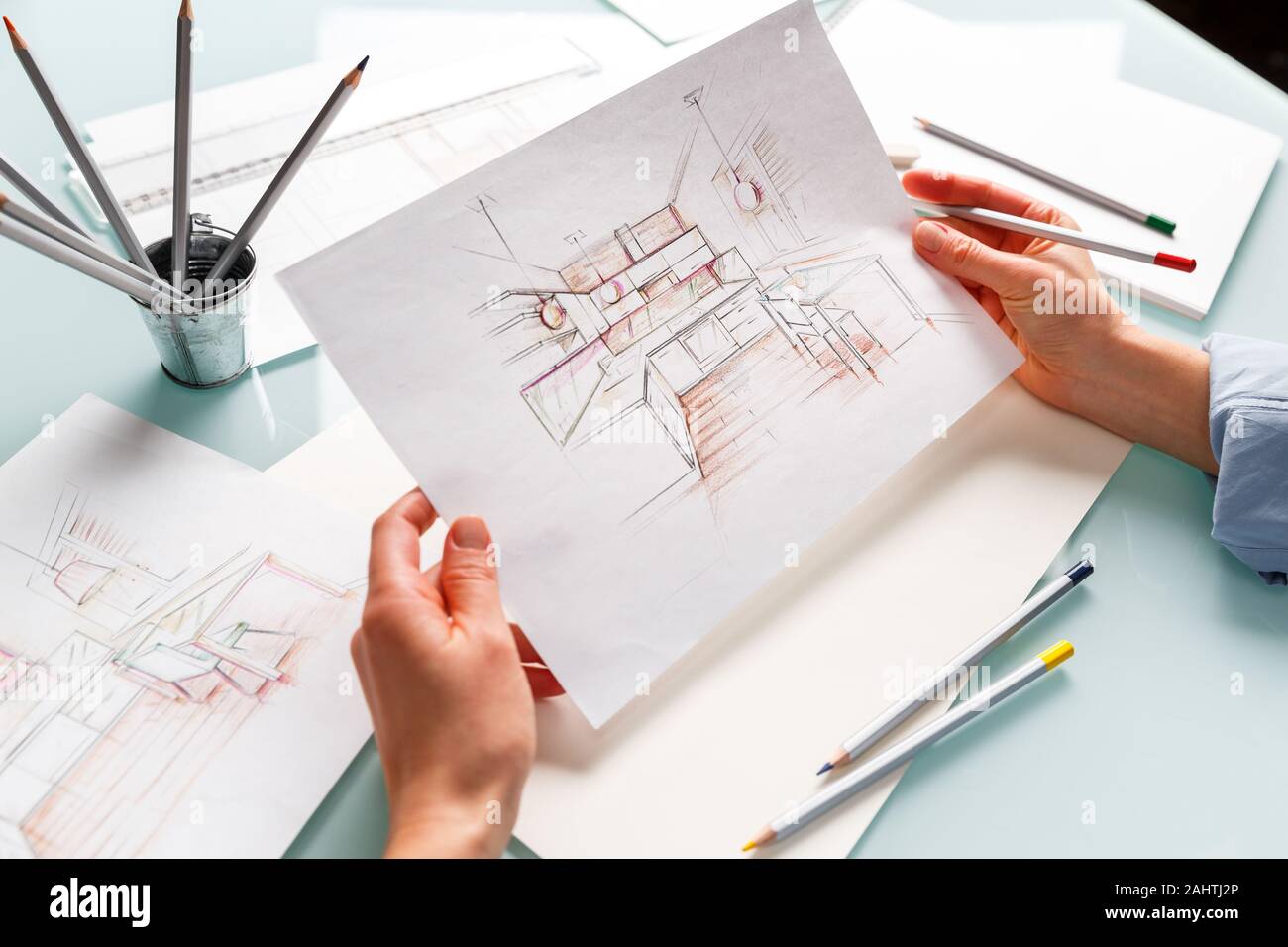 Interior designer azienda schizzo a matita di una cucina in un processo di  disegno. Progetti di interior design concept Foto stock - Alamy