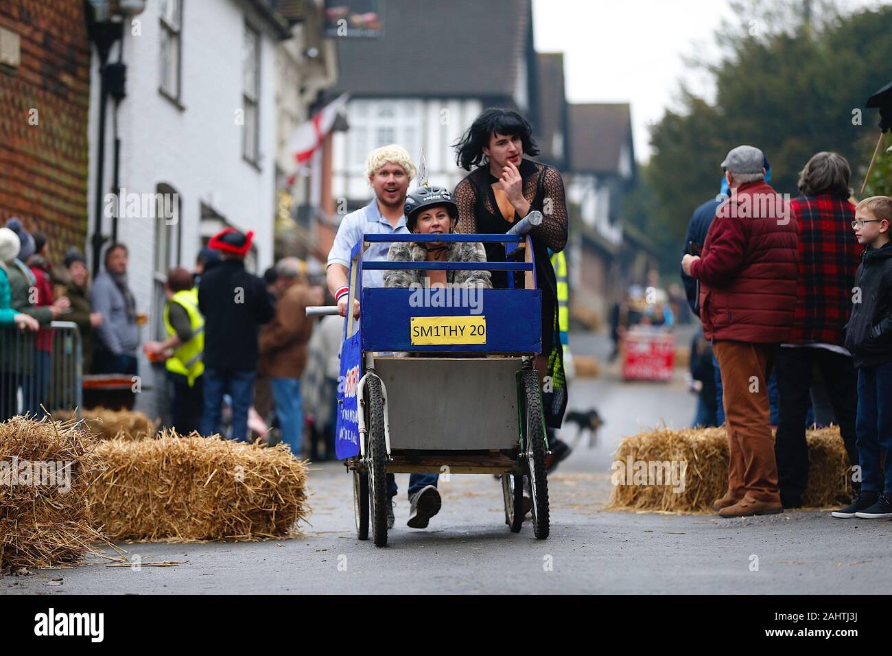 Sutton Valence, Kent, Regno Unito. 01 gennaio, 2020. Il Sutton Valence annuale di nuovi anni giorno pram gara offerte dal The Queens Head Oddfellows Fund inizia con un oltre 40's gara e quindi il principale evento inizio a 1pm. I premi vengono consegnati ai vincitori di ogni gara e per il miglior vestito. Regole per la gara è costituita da obbligo di soste ai box dove i concorrenti devono bere una birra in ogni pub (4) in paese lungo la strada. Credito: Paolo Lawrenson/Alamy Live News Foto Stock