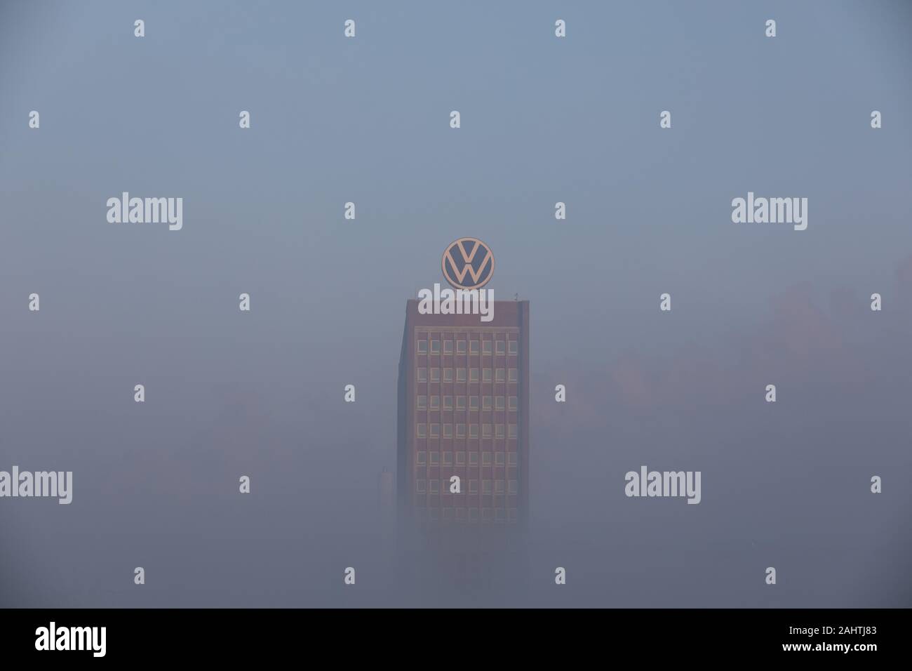 Volkswagen sede coperta dalla nebbia sul primo giorno del 2020. Foto Stock