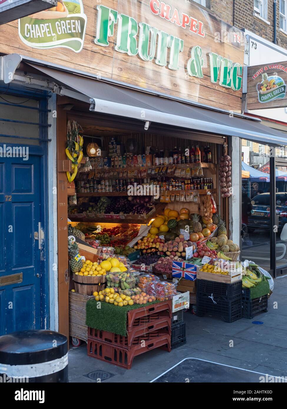 LONDRA, Regno Unito - 27 SETTEMBRE 2018: Negozio di frutta e verdura a Chapel Street Market, Islington Foto Stock