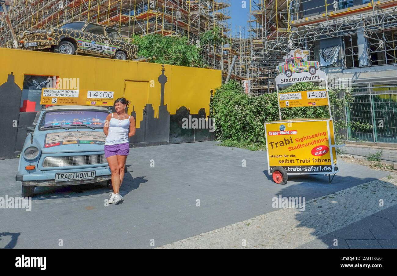 Giovane donna in posa di fronte della Trabi mondo, visite guidate della città e noleggio auto Foto Stock