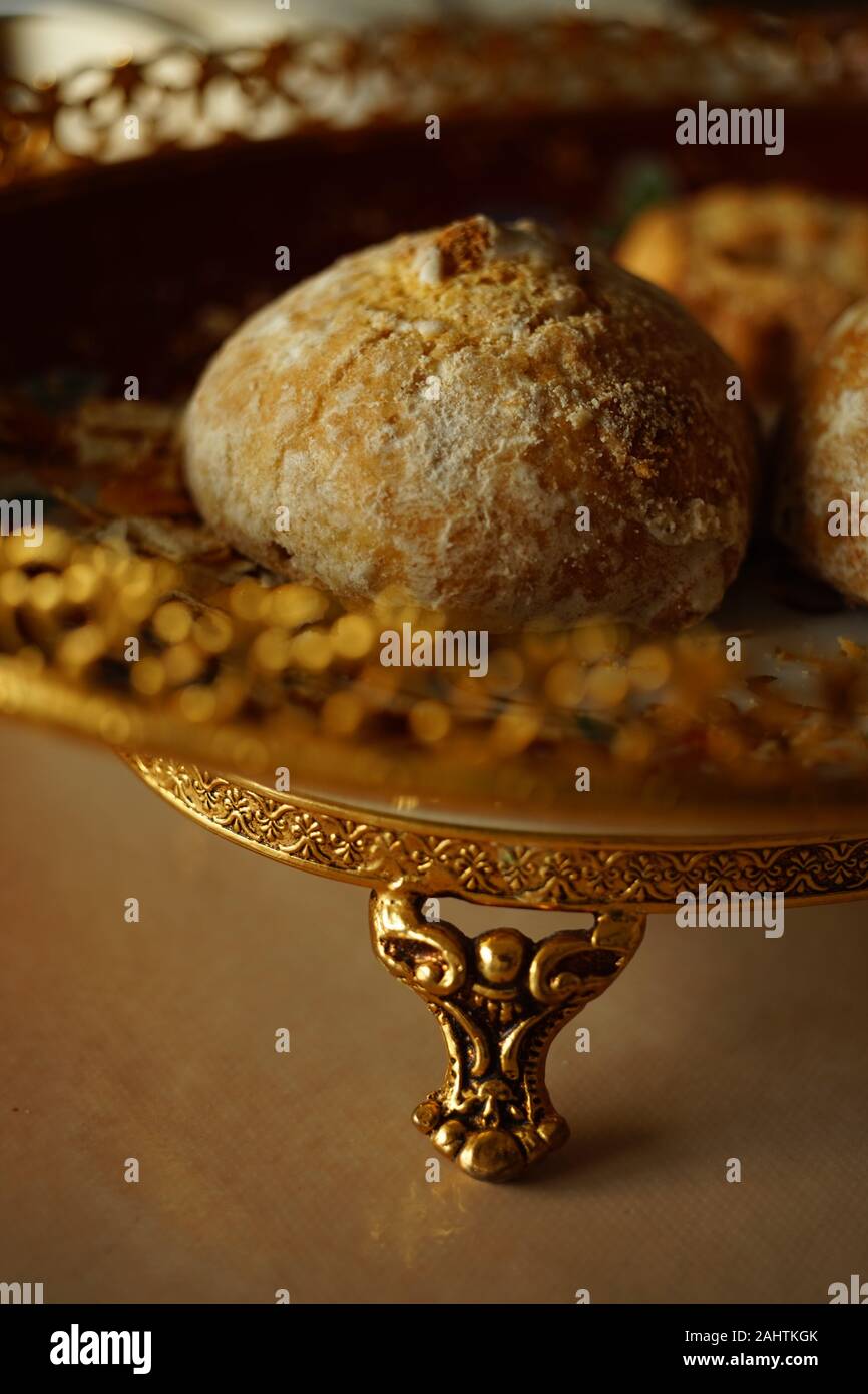 Gingerbread cookie in un bel piatto con un oro scolpito sul lato modellato e prop. Foto Stock