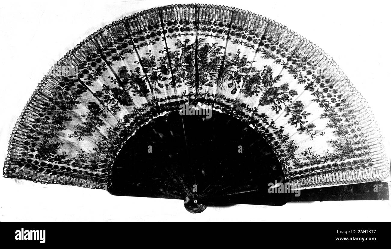 La ventola. 1860-1890. La Francia. Seta, bobina pizzo diritta; sostenuto e foderato con seta, ad armatura a tela; guscio di tartaruga bastoni e protezioni, con doratura rivetto in metallo con strass inset in nero Foto Stock