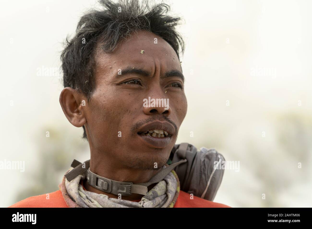 Una miniera di zolfo in posa per una foto dentro il vulcano Ijen, Java Orientale, Indonesia. 08/12/19 Foto Stock
