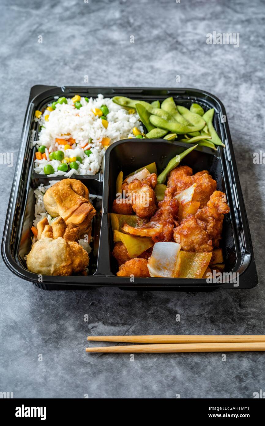 Tenere lontano il cibo giapponese Bento Box Set di menu con pollo fritto di  gnocchi, Edamame e riso con verdure in scatola di plastica Package /  contenitore. Traditi Foto stock - Alamy