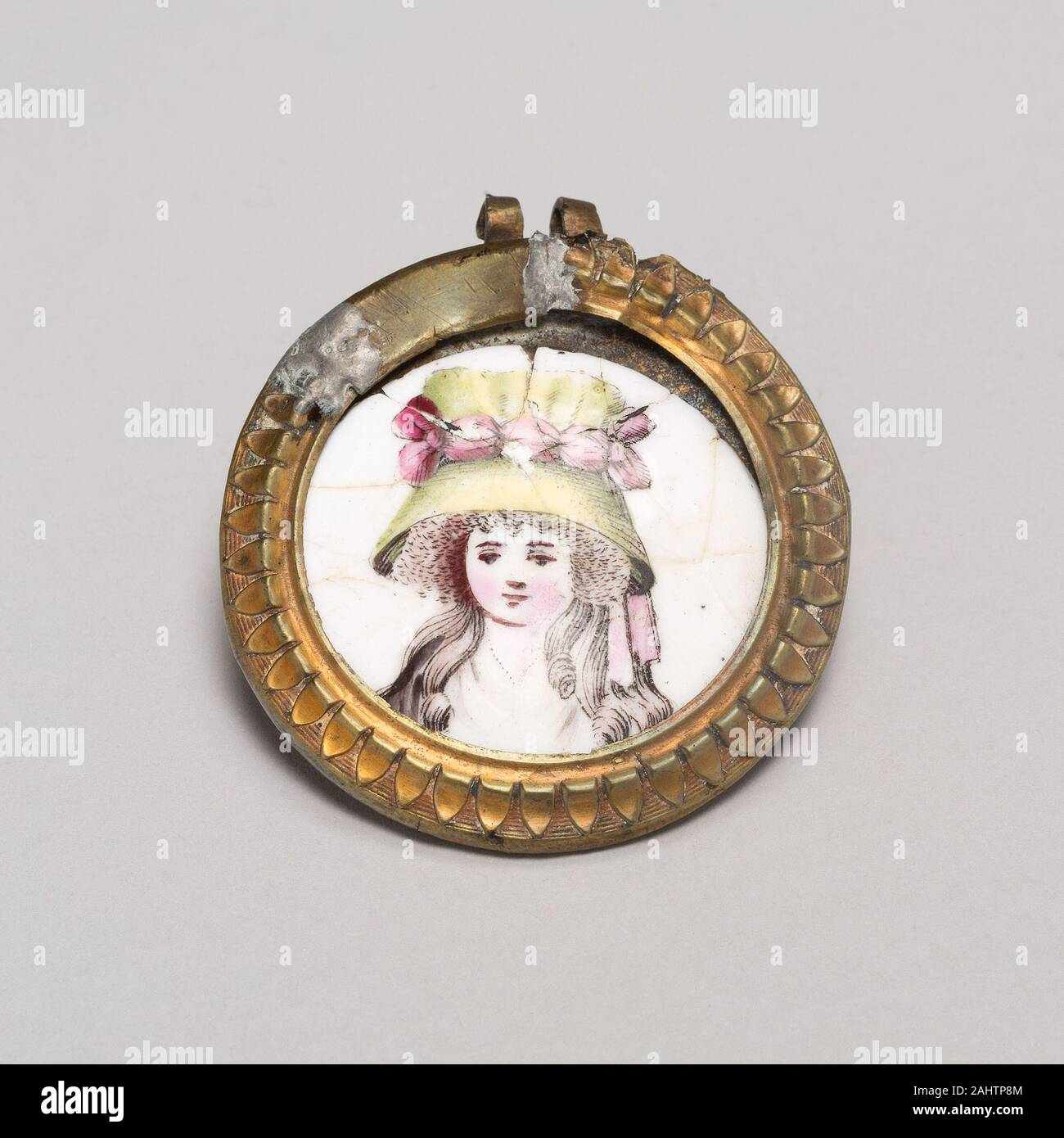 Mantello Pin (manopola o Tieback). 1810-1830. In Inghilterra. Il rame, trasferimento stampato e smalti policromi, bronzo dorato, e ferro Foto Stock