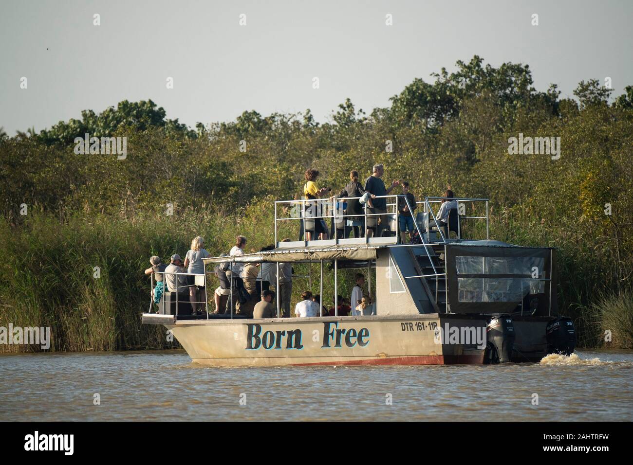 La barca turistica sul lago St Lucia, iSimangaliso Wetland Park, Sud Africa Foto Stock