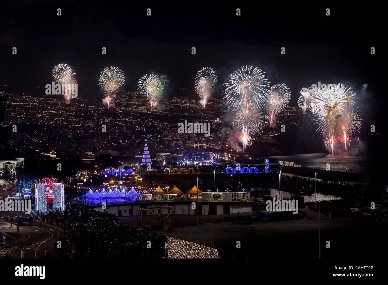 Magnifico Nuovo Anno fuochi d'artificio a Funchal, Madeira, Portogallo. Foto Stock