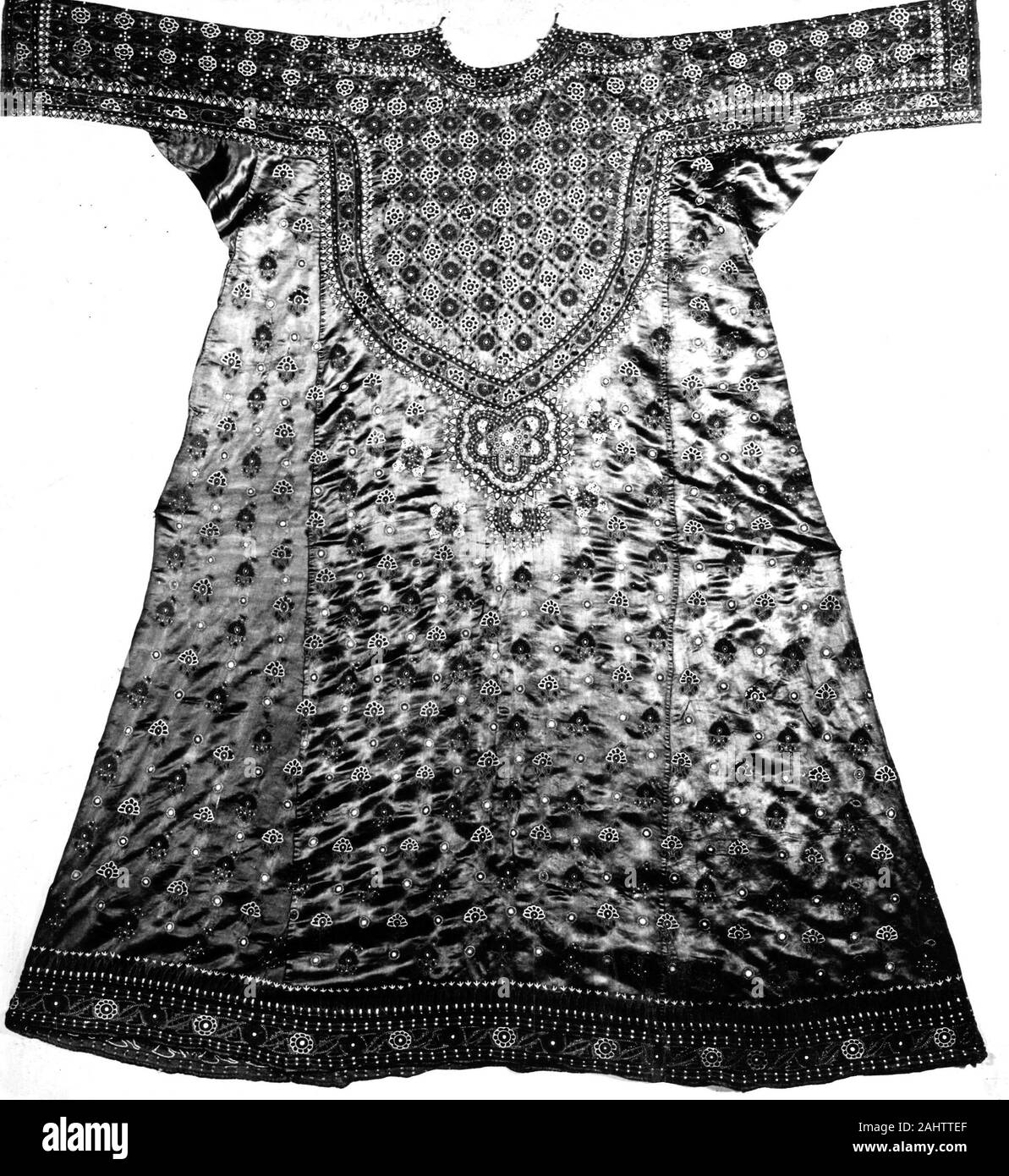 Maglietta. 1801-1900. India. Plain satin verde ricamato in asola, catena, e la scaletta di maglie con rosso, giallo, nero e bianco seta con inset tny specchi Foto Stock