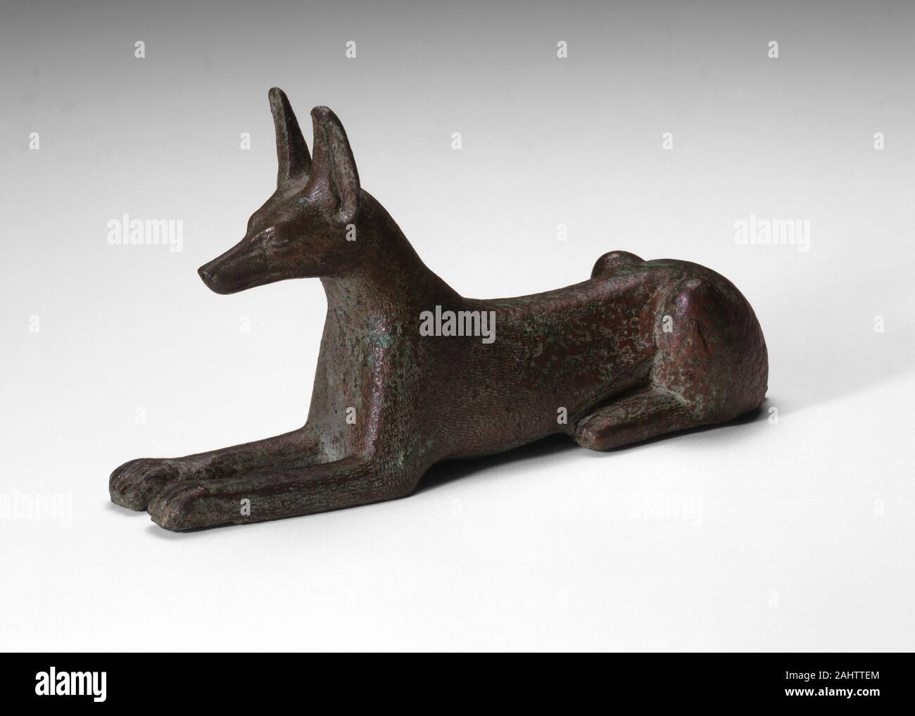 Antica egiziana. Statuetta di un Jackal. 664 BC-525 BC. L'Egitto. Lega di rame Questo esempio di fine fusione in bronzo rappresenta il dio Anubis o Wepwawet, lo sciacallo custodi dei siti di interramento. La figura è in ghisa solido e i dettagli della sua pelliccia sono incisi. La figura può originariamente hanno decorato la parte superiore di un santuario. Foto Stock