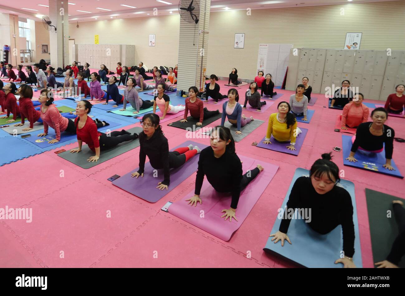 (200101) -- GUIYANG, 1 gennaio, 2020 (Xinhua) -- la gente pratica yoga di Guiyang, nel sud-ovest della Cina di Guizhou, 1 gennaio, 2020. Le persone in tutta la Cina ha aderito varie attività sportive nel giorno di Capodanno. (Foto di Zhang Hui/Xinhua) Foto Stock