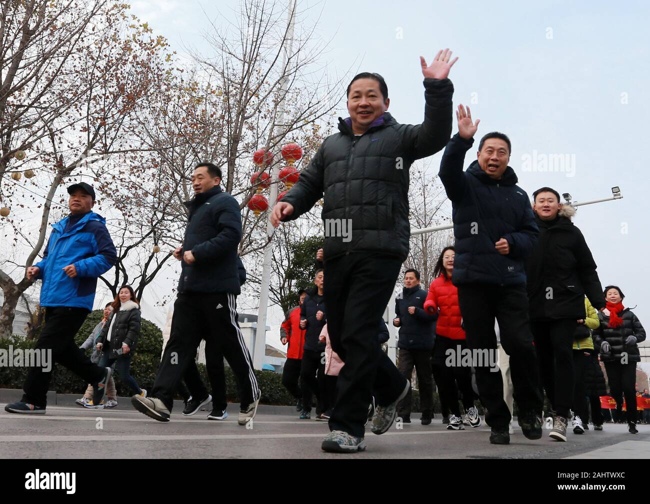(200101) -- HUAIBEI, 1 gennaio, 2020 (Xinhua) -- corridori prendere parte a un nuovo anno in esecuzione evento in Huaibei, est cinese della provincia di Anhui, 1 gennaio, 2020. Le persone in tutta la Cina ha aderito varie attività sportive nel giorno di Capodanno. (Foto di Shanchao Wan/Xinhua) Foto Stock