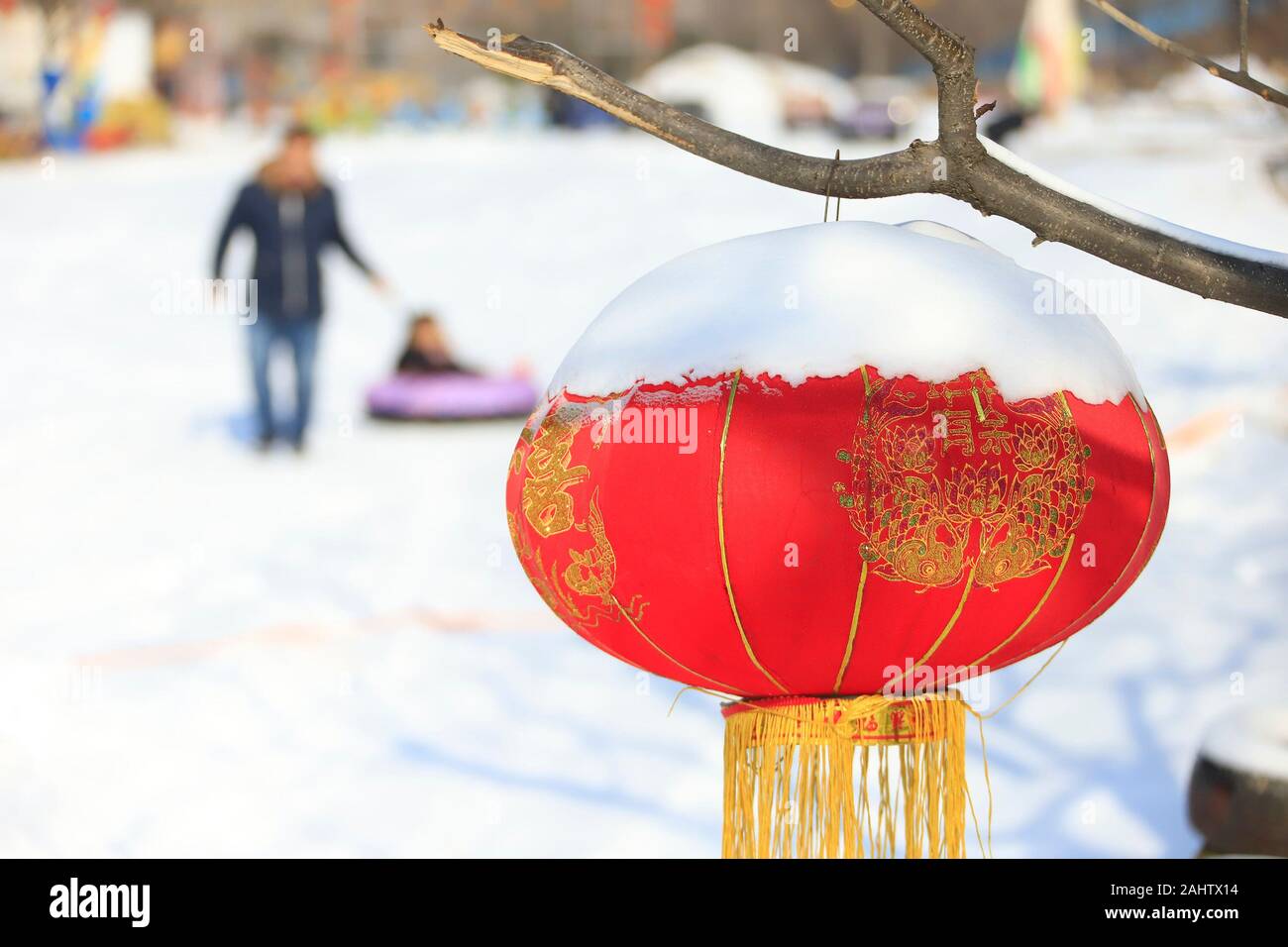 (200101) -- TANGSHAN, 1 gennaio, 2020 (Xinhua) -- Le persone godono di tubi di ghiaccio in corrispondenza di una stazione sciistica in Tangshan, nel nord della Cina di nella provincia di Hebei, 1 gennaio, 2020. Le persone in tutta la Cina ha aderito varie attività sportive nel giorno di Capodanno. (Foto di Liu Mancang/Xinhua) Foto Stock