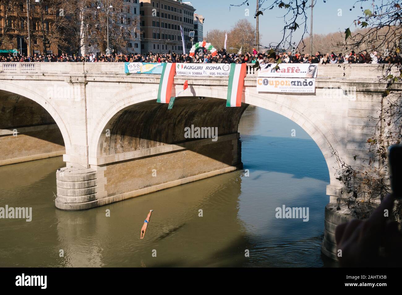 Roma, Italia - Jan 1, 2020: Athlet si tuffa nel fiume Tevere da 18 metri  (59 piedi) alto ponte Cavour a Roma Foto stock - Alamy