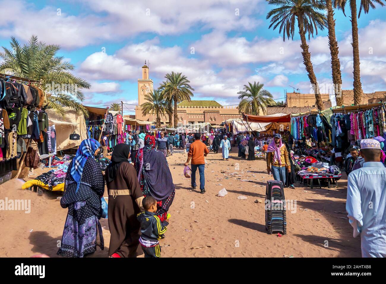 Tamegroute, Marocco - 24 ottobre 2015. Gli acquirenti marocchini a piedi attraverso il settimanale sabato mercato all'aperto vicino alla moschea della città. Foto Stock