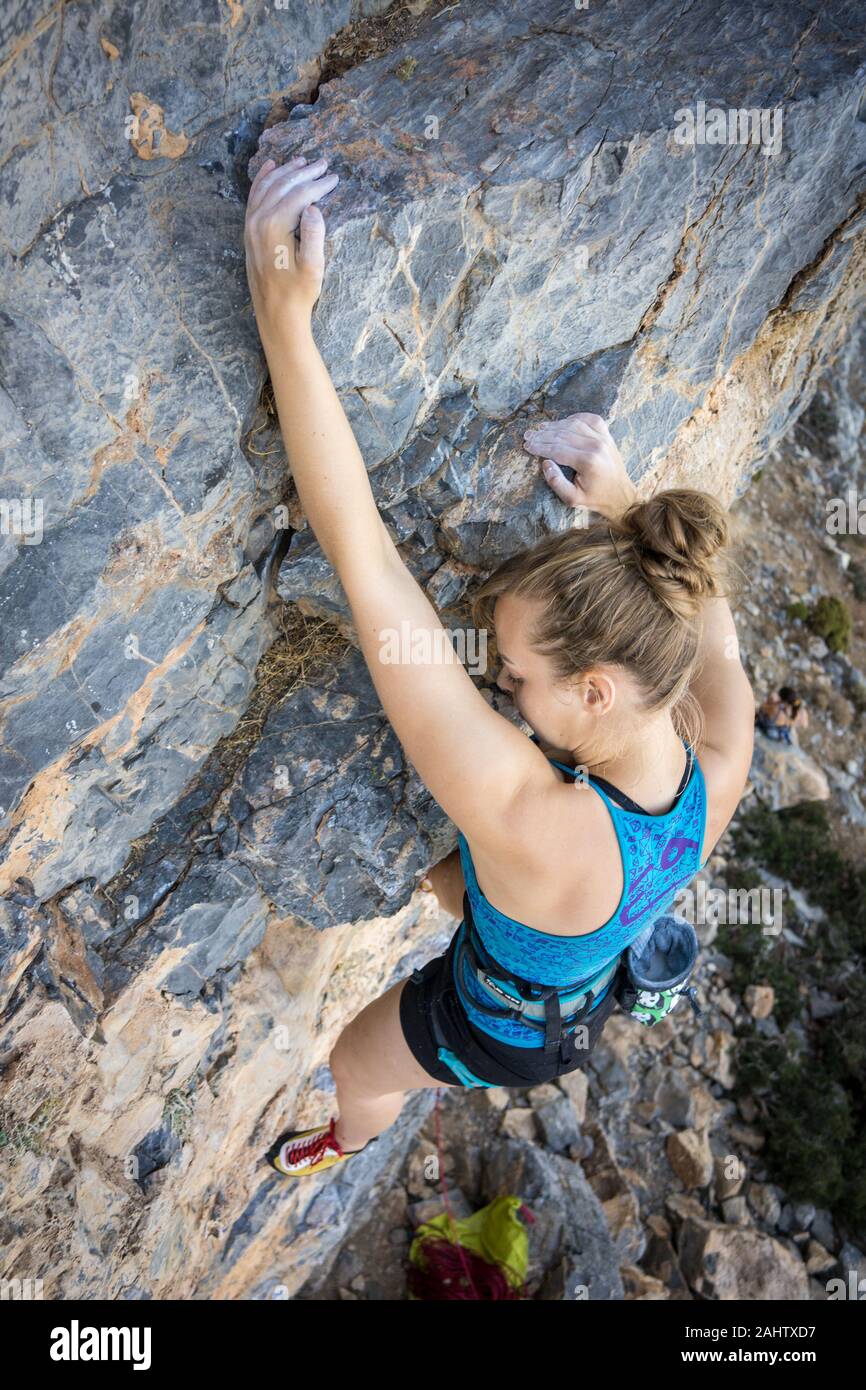 Female Rock Climbing in vacanza a Kalymnos in Grecia. Foto Stock