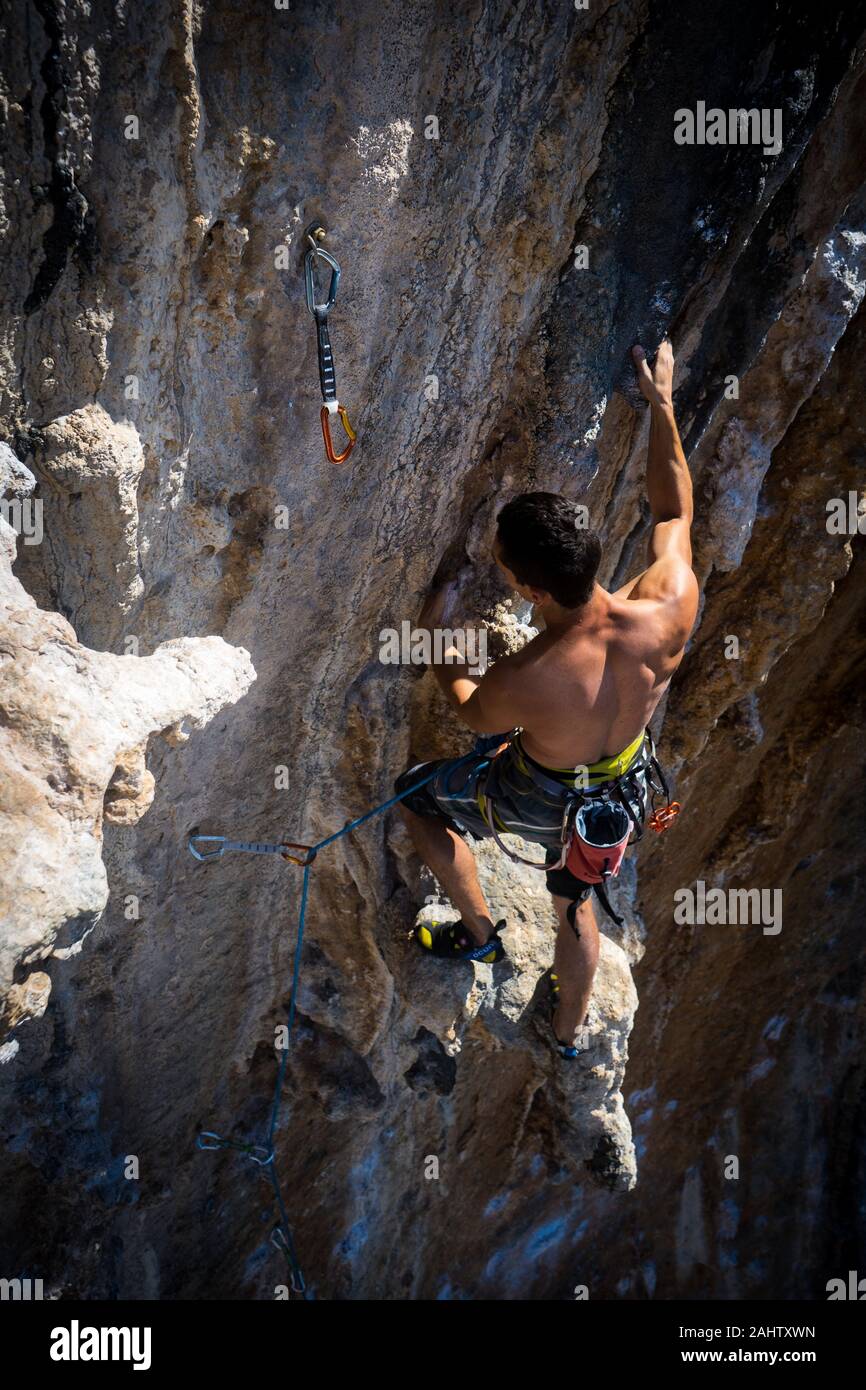 Uomo porta Hard Rock Arrampicata, Fantasma a fantasma in cucina Kalymnos, Grecia. Foto Stock