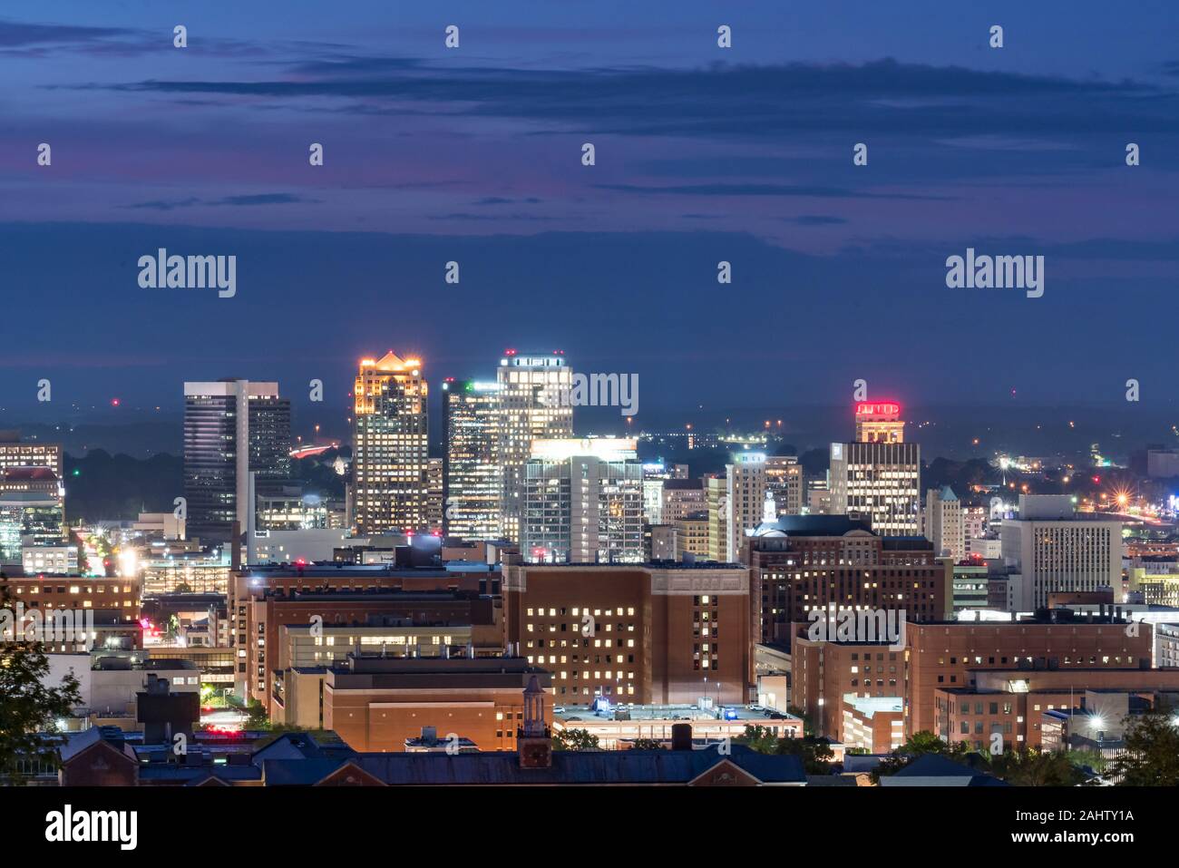 Skyline della città di Birmingham, Alabama di notte Foto Stock
