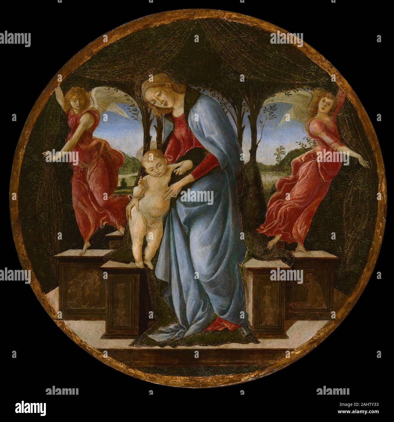 Sandro Botticelli. Vergine con Bambino e due angeli. 1465-1495. L'Italia. Tempera su pannello di Sandro Botticelli di opere segnano il culmine di un mistico di tradizione religiosa nell'arte del primo Rinascimento Firenze, dai dipinti di Lorenzo Monaco e Fra Angelico attraverso quelle di Fra Filippo Lippi, Botticelli maestra. In questa lirica tardo del Botticelli, due angeli draw back tende a rivelare la Vergine e il Bambino, che sono incorniciate da esili alberi in una impostazione suggerendo un trono. La presentazione di intima delle figure sacre e Cristo il gesto di benedizione suggeriscono che questo piccolo paint Foto Stock