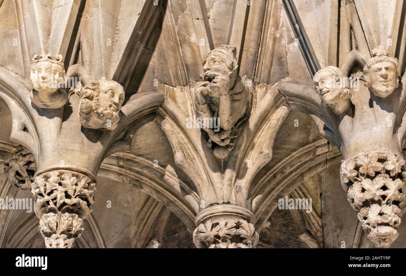 YORK CITY INGHILTERRA MINSTER INTERNO CAPITOLO HOUSE le teste e le sculture di cinque capi uno con tre facce e intagli di foglie Foto Stock