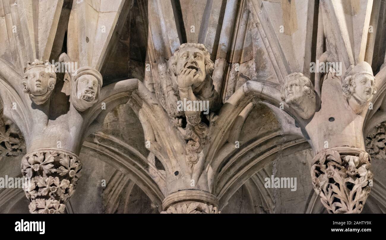 YORK CITY INGHILTERRA MINSTER INTERNO CAPITOLO HOUSE le teste e le sculture di quattro testine uno con la mano nella sua bocca e intagli di foglie Foto Stock