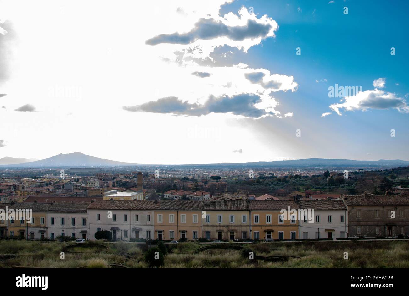 Paesaggio dal Belvedere di San Leucio, residenza borbonica e della fabbrica di seta vicino a Caserta Italia . In primo piano i lavoratori home. Foto Stock