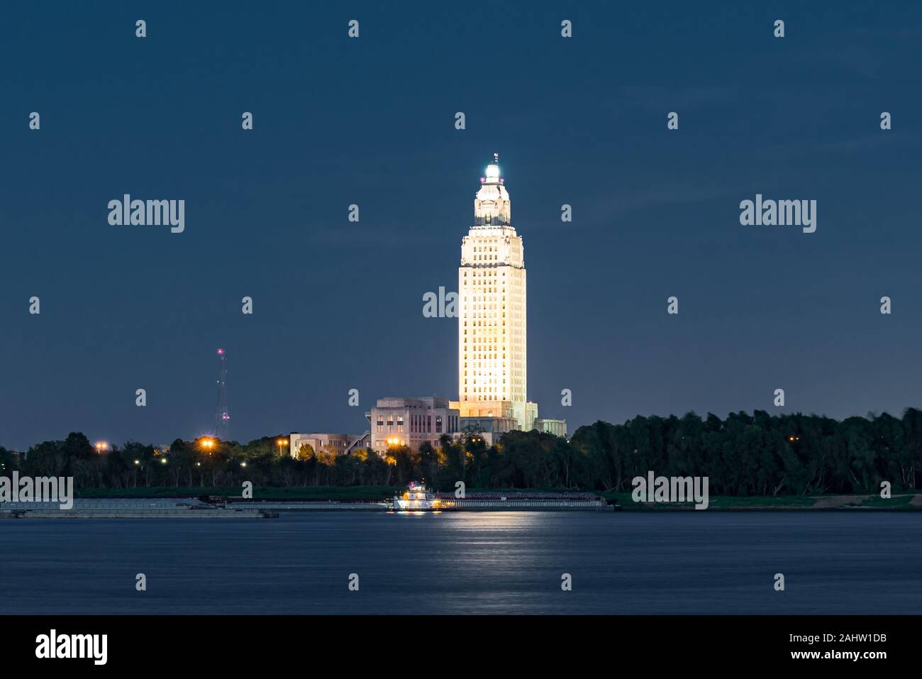 La Louisiana State Capitol Building a Baton Rouge lungo il Fiume Mississippi di notte Foto Stock