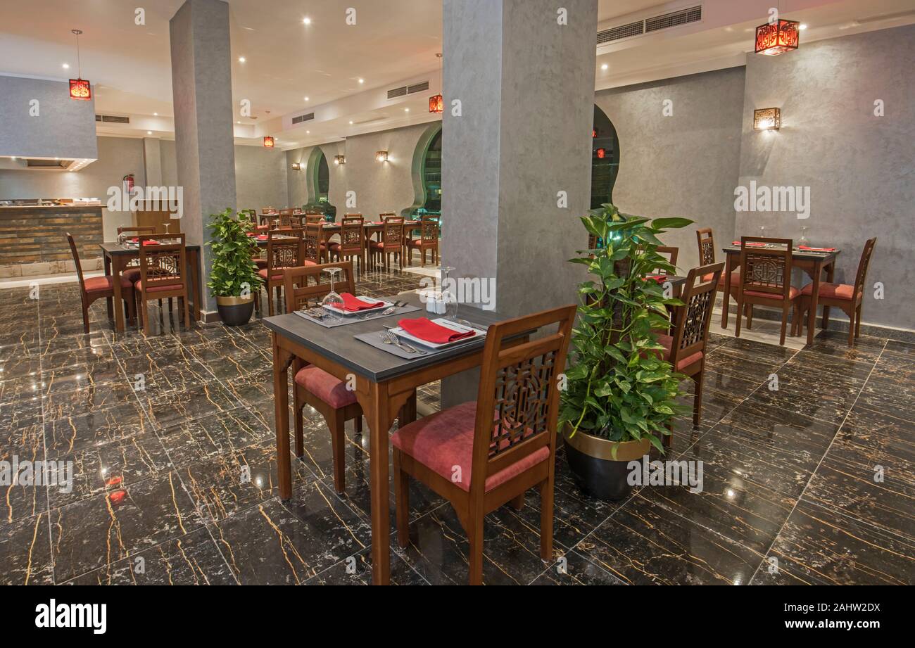 Il design degli interni di un lussuoso hotel resort ristorante asiatico area da pranzo con decorazioni Foto Stock