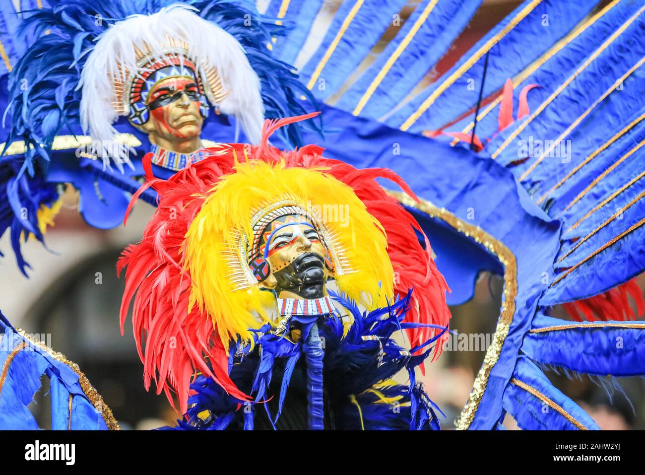 Il centro di Londra, il 1° gennaio 2020. Il London Borough of Hackney con loro colorato carnevale tema ispirato e molti ballerini. Gli anelli di Londra nel 2020 con l'annuale "di Londra il primo giorno del nuovo anno Parade', più affettuosamente conosciuto dai londinesi come LNYDP, e le sue prestazioni spettacolari lungo un percorso attraverso il centro di Londra. Credito: Imageplotter/Alamy Live News Credito: Imageplotter/Alamy Live News Foto Stock