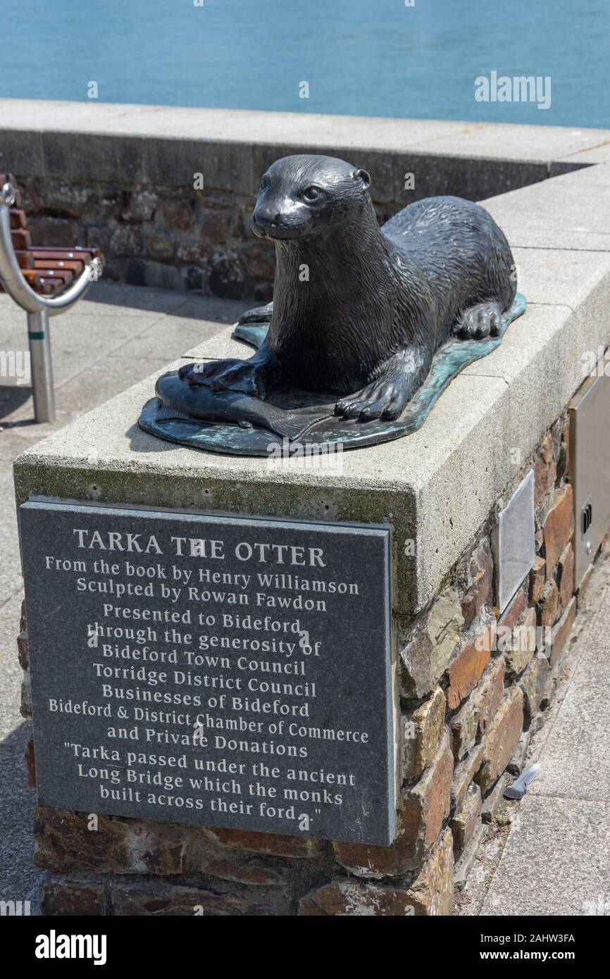 "Tarka la lontra' scultura sulla banca del fiume Torridge, Bideford, Devon, Inghilterra, Regno Unito Foto Stock