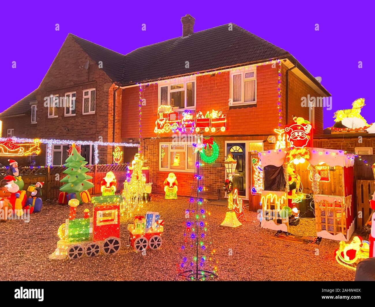 Casa con luci e decorazioni natalizie al crepuscolo, Ashford Road, Laleham, Surrey, England, Regno Unito Foto Stock