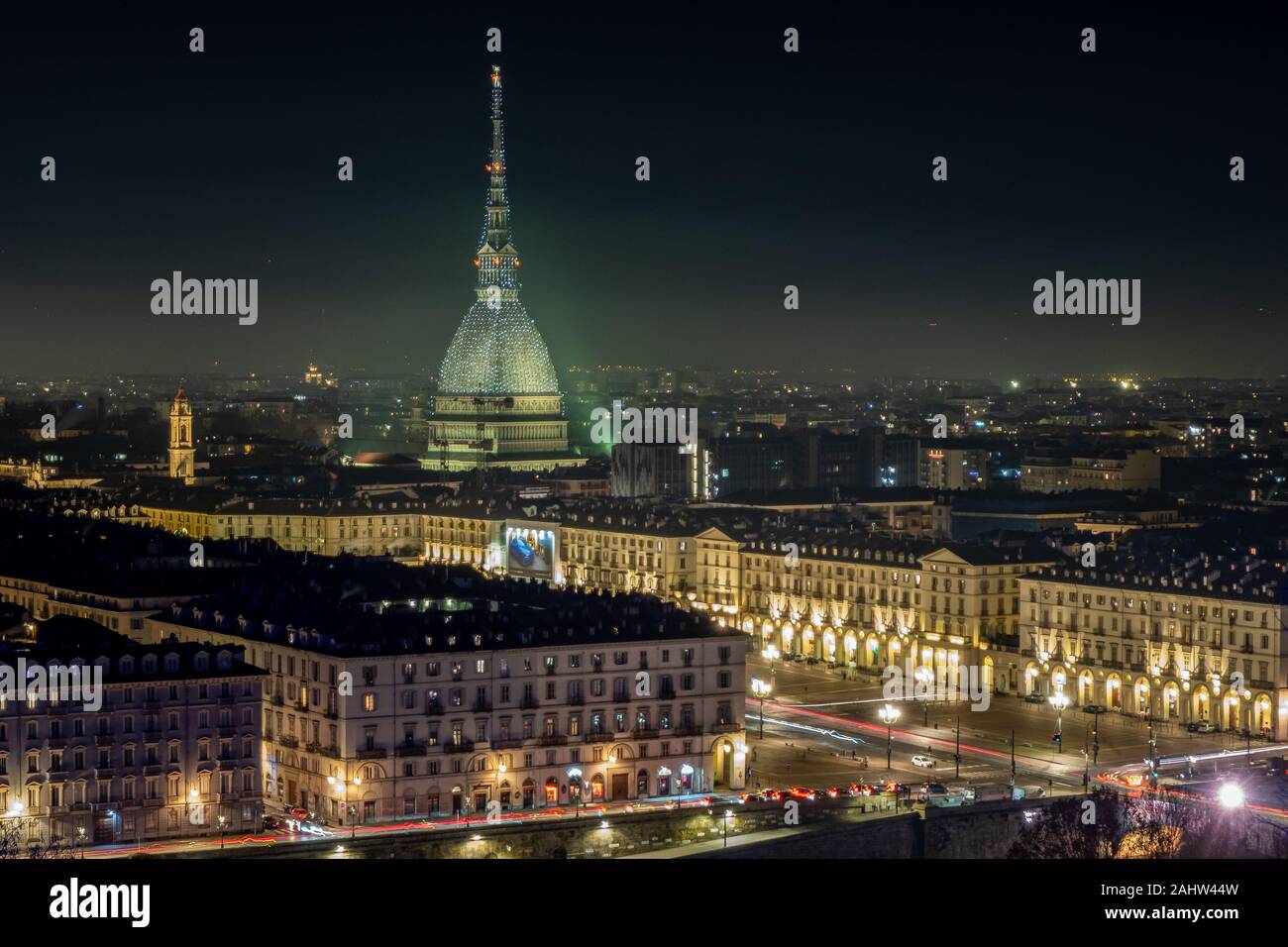 New Scenic 5 posti notte cityscape di Torino con la Mole Antonelliana e piazza Vittorio illuminate per i festeggiamenti di capodanno. Italia Foto Stock