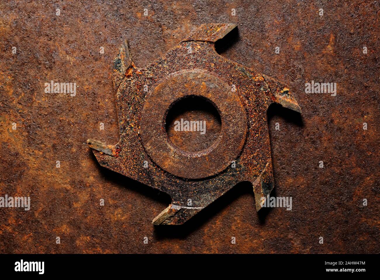 Gli sfondi e texture: molto vecchio arrugginito fresa, astratto industriale Foto Stock