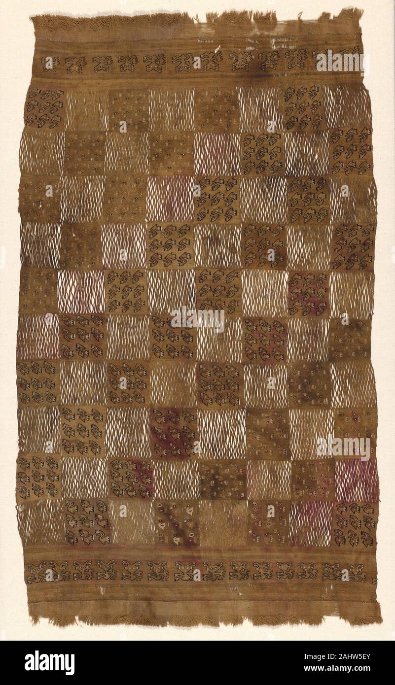 Chancay. Pannello. 1000-1476. Il Perù. Cotone e lana (camelid), fessura e incastro a coda di rondine singolo arazzo tessere; refilato con trama di fronte ad armatura a tela con trama extended cut fringe questo pannello presenta un motivo a scacchiera di openwork piazze e piazzette con crested uccelli o anatre nel profilo. I bordi superiore e inferiore sono modellati con righe di figure antropomorfe, forse felini o scimmie. L'uso di arazzo tessere per creare motivi riconoscibili, combinata con le piazze di openwork, dimostra la qualità artistica e il talento di tessitori Andina. Foto Stock