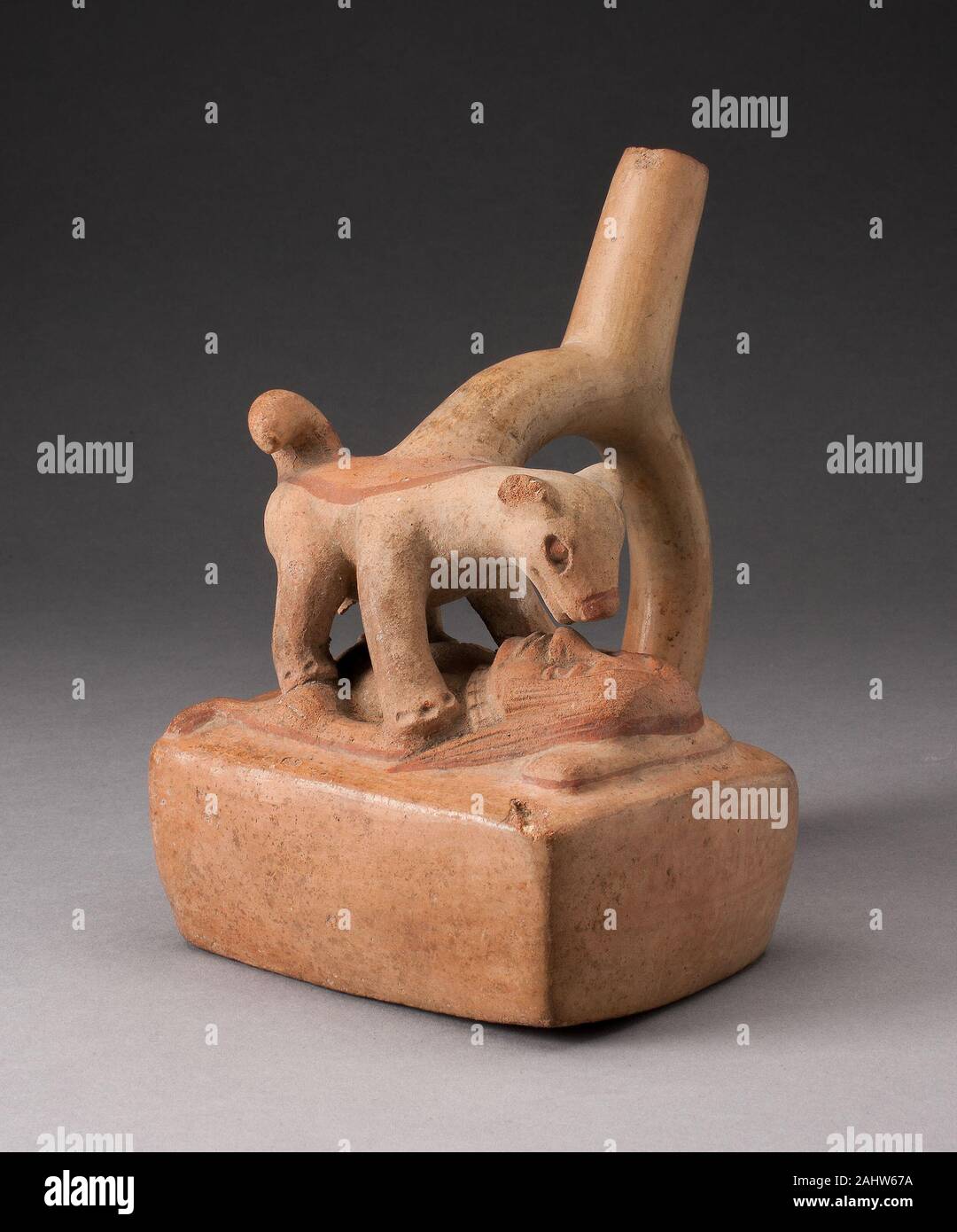Moche. Manico del tubo di lancio raffigurante vaso bestialità. 100 BC-500 D.C. Costa Nord. Ceramica e pigmento Foto Stock