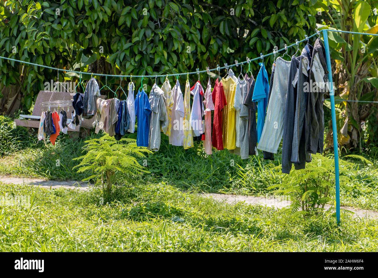 Il servizio lavanderia è essiccato su una fune in giardino. Asciugatura in cortile. Foto Stock