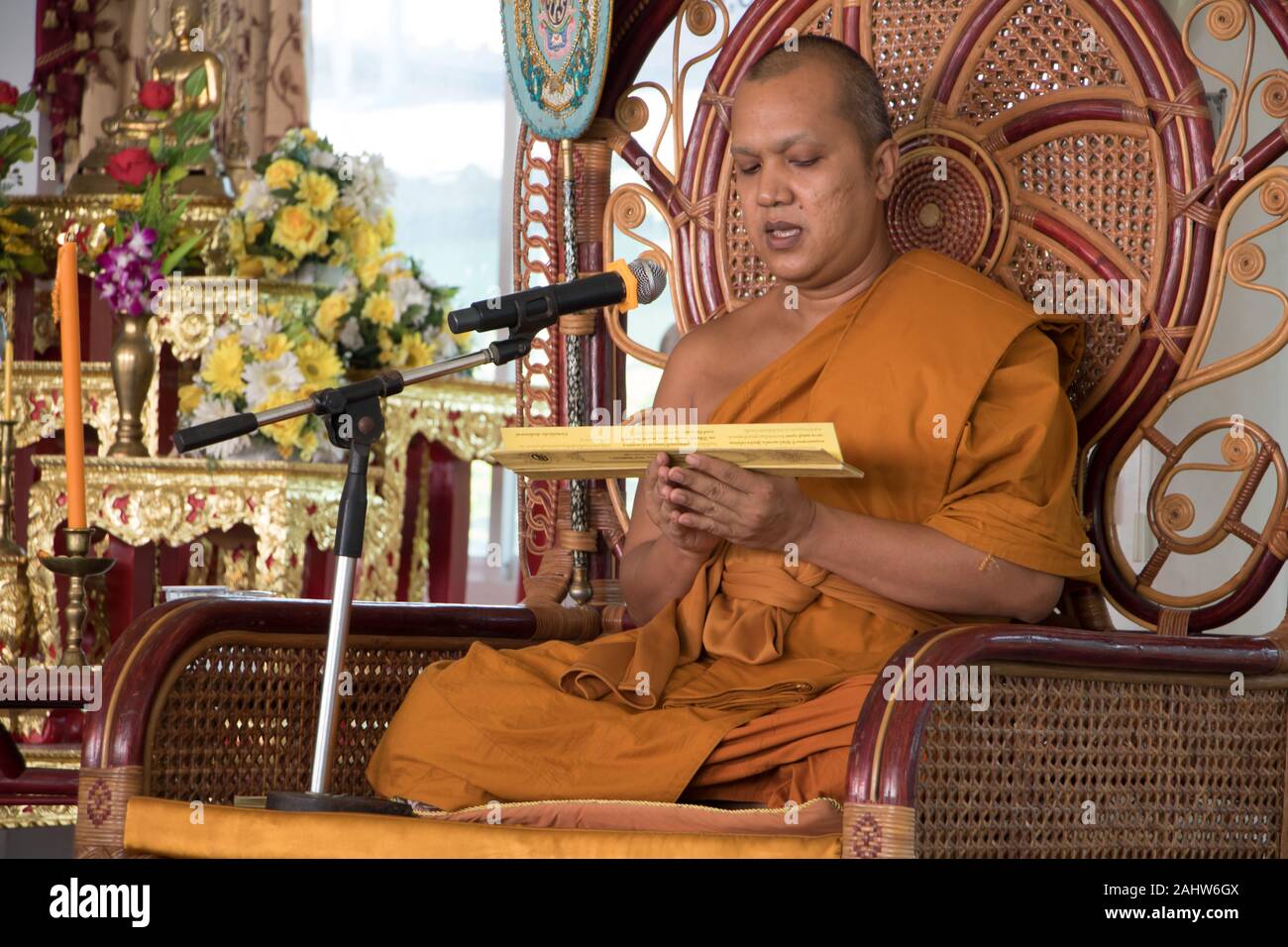 NAKHON NAYOK, Thailandia, Set 29 2019, monaco buddista recita il testo sacro al tempio buddista. Superiore del monastero legge sutra. Foto Stock