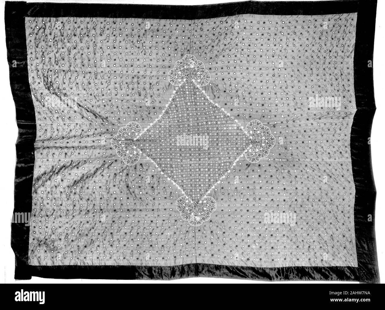 Coperchio. 1801-1900. India. Semplici scuro satinato color cremisi orlato da blu scuro semplici satinato; ricamato in asola, lo stelo e la catenella in giallo, blu scuro e bianco Foto Stock