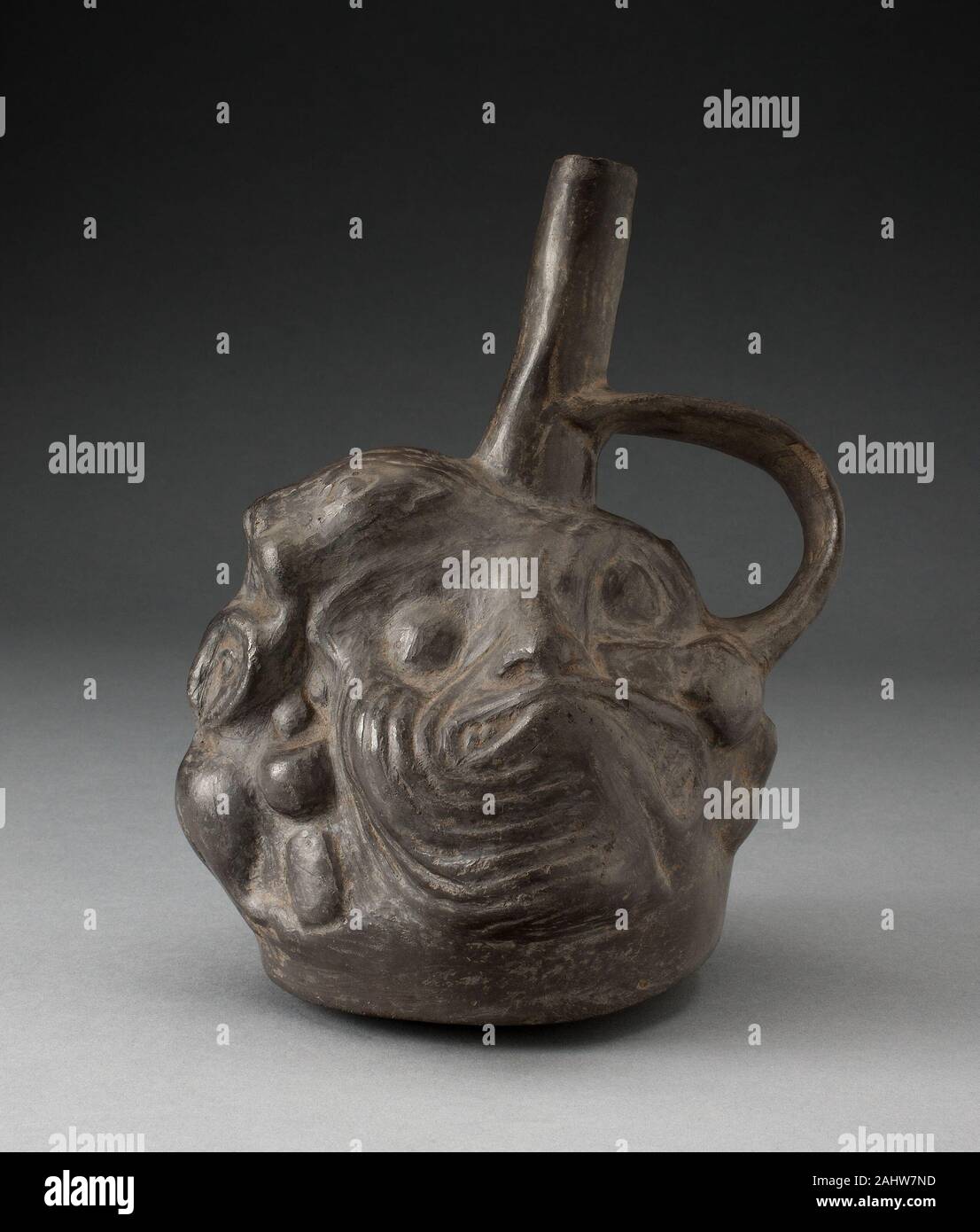 Moche. Blackware insufflato Vaso in forma di un volto composito, animali e pesci. 100 BC-500 D.C. Costa Nord. Ceramica Foto Stock