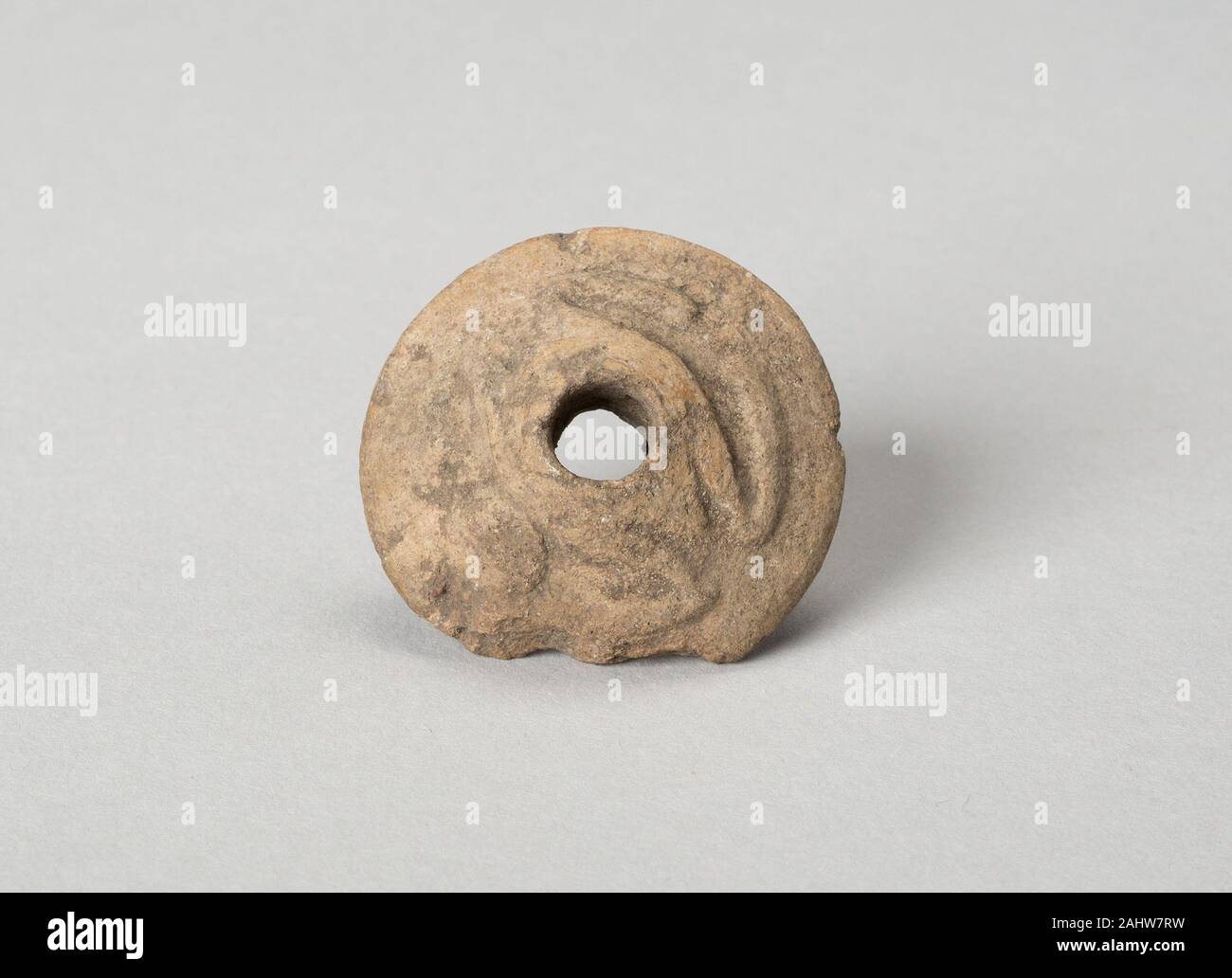 Aztec (Mexica). Orecchio ornamento o mandrino Whorl modellato con motivi di rana. 1450-1521. Valle del Messico. Ceramica Foto Stock