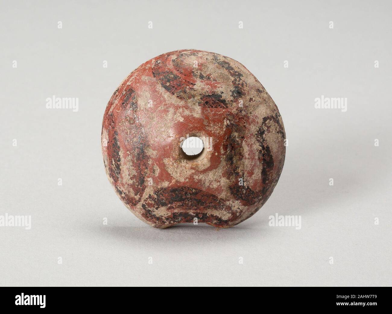 Aztec (Mexica). Orecchio ornamento o mandrino Whorl con Design modellato. 1450-1521. Valle del Messico. Ceramica Foto Stock